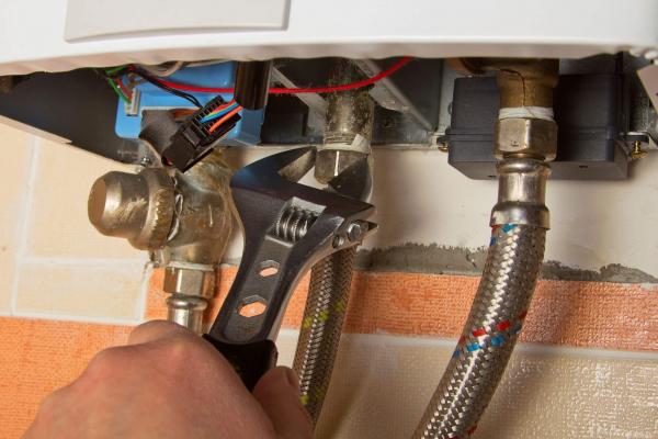repair of the gas water heater with adjustable wrench 000045602800 Large4